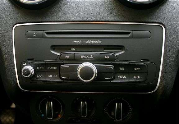 Pogiparts Audi Aluminium Zierrahmen für Radio - Alu - für Audi A1 (Typ 8X)